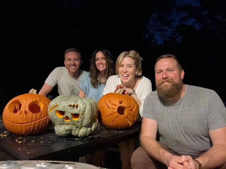 Ben Napier, Erin Napier y sus amigos tallan calabazas al aire libre