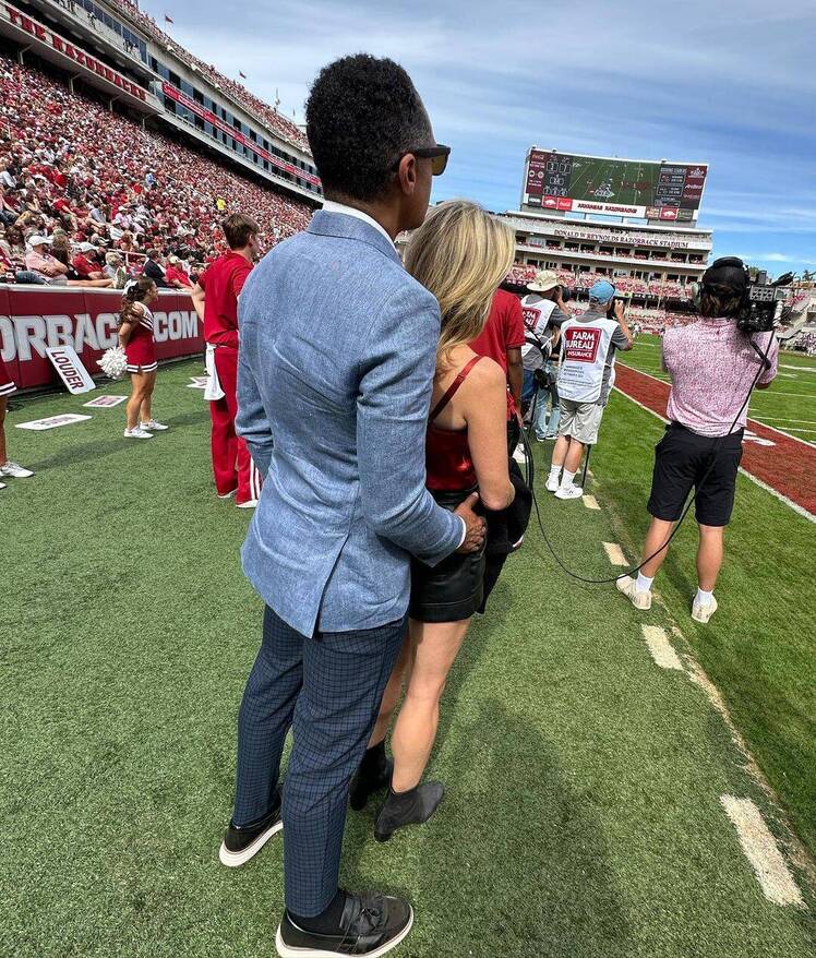 TJ Holmes sostiene a Amy Robach por detrás