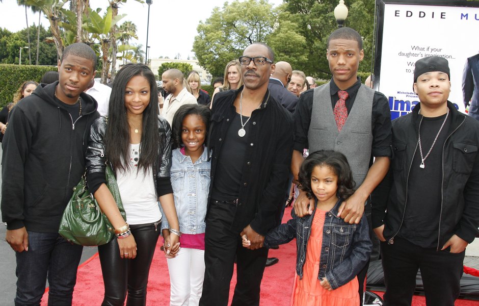 Eddie Murphy on the red carpet with his kids