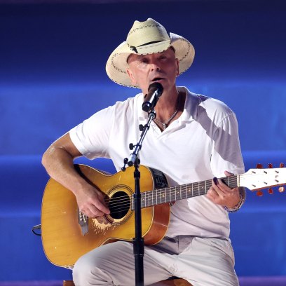 Kenny Chesney wears all white outfit at 2023 CMA Awards
