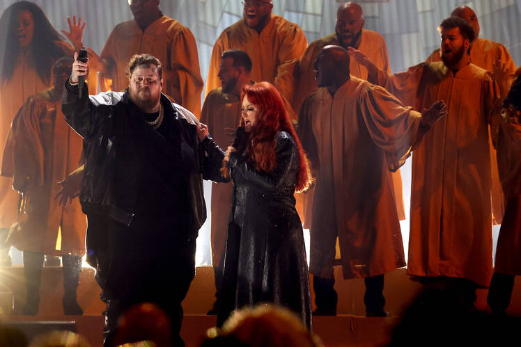 What Was Wrong With Wynonna Judd at 2023 CMA Awards? - Vimarsana News