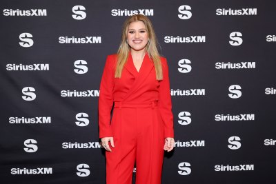 Kelly Clarkson wears red carpet pantsuit 