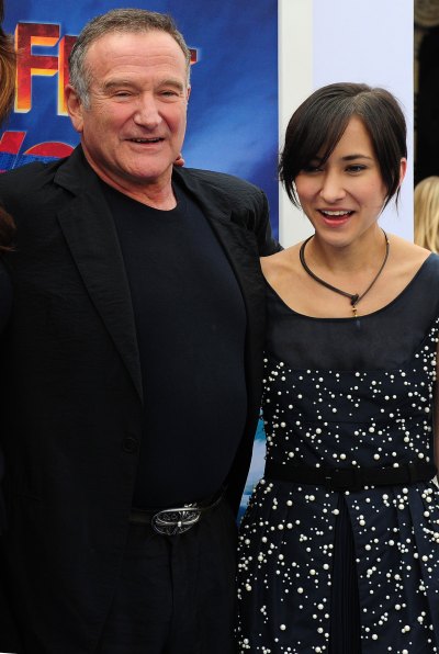 Robin Williams poses next to daughter Zelda