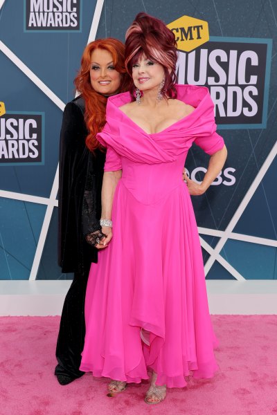 what happened to naomi judd wynonnas mom died by suicide