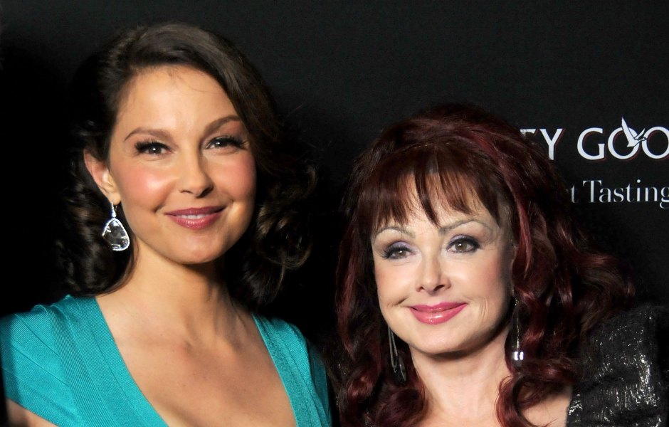 Ashley Judd poses with mom Naomi Judd