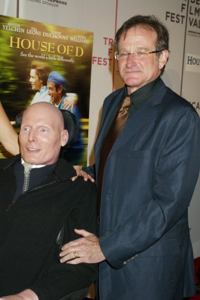 Robin Williams stands behind Christopher Reeve