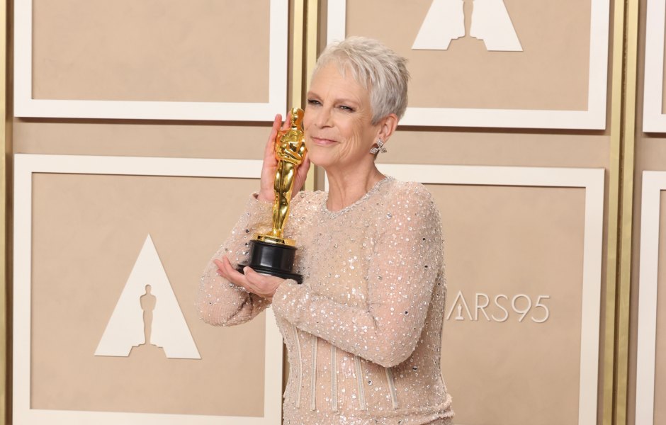 Jamie Lee Curtis poses in nude gown with Oscar