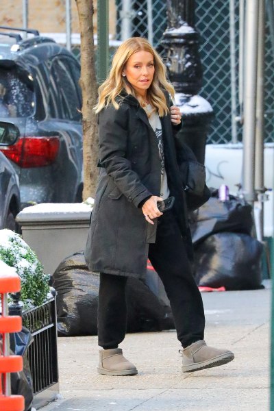 Kelly Ripa in sweatpants and Ugg boots
