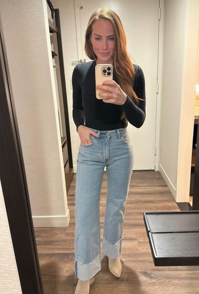Mina Starsiak Hawk wears jeans and black shirt in mirror selfie