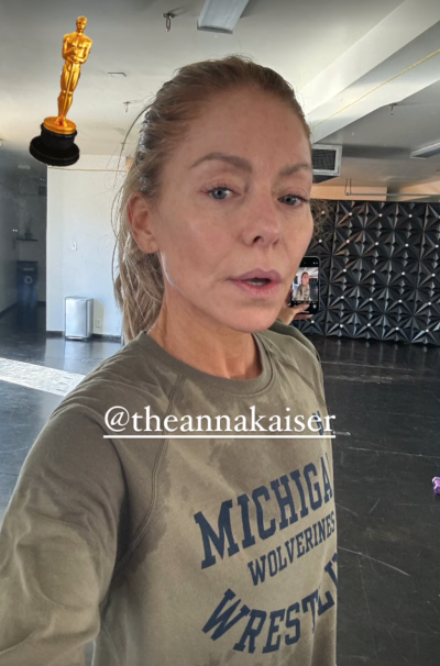 Kelly Ripa Shares Photos Wearing No Makeup After Sweating in Gym