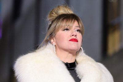 Kelly Clarkson cries on show