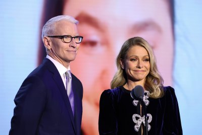 Anderson Cooper Calls Pal Kelly Ripa ‘Greatest Broadcaster’