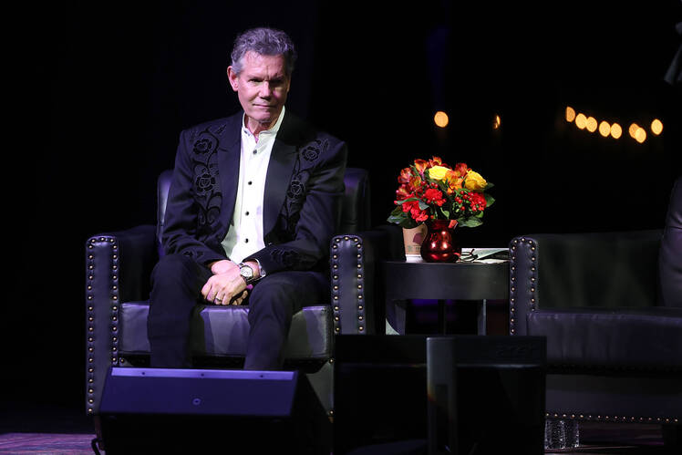 How Randy Travis Found Strength to Make Music After 2013 Stroke - Vimarsana News