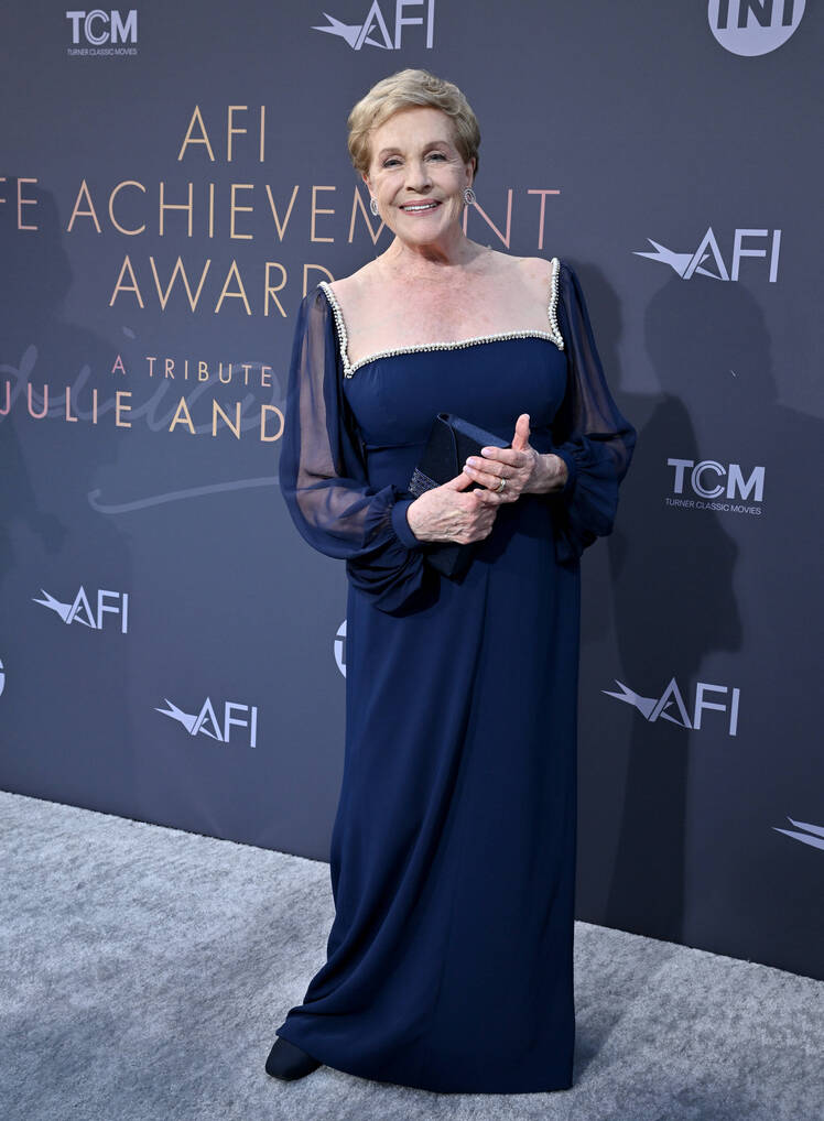 Julie Andrews' Stepdaughter Reveals Private Home Life With Star - Vimarsana News