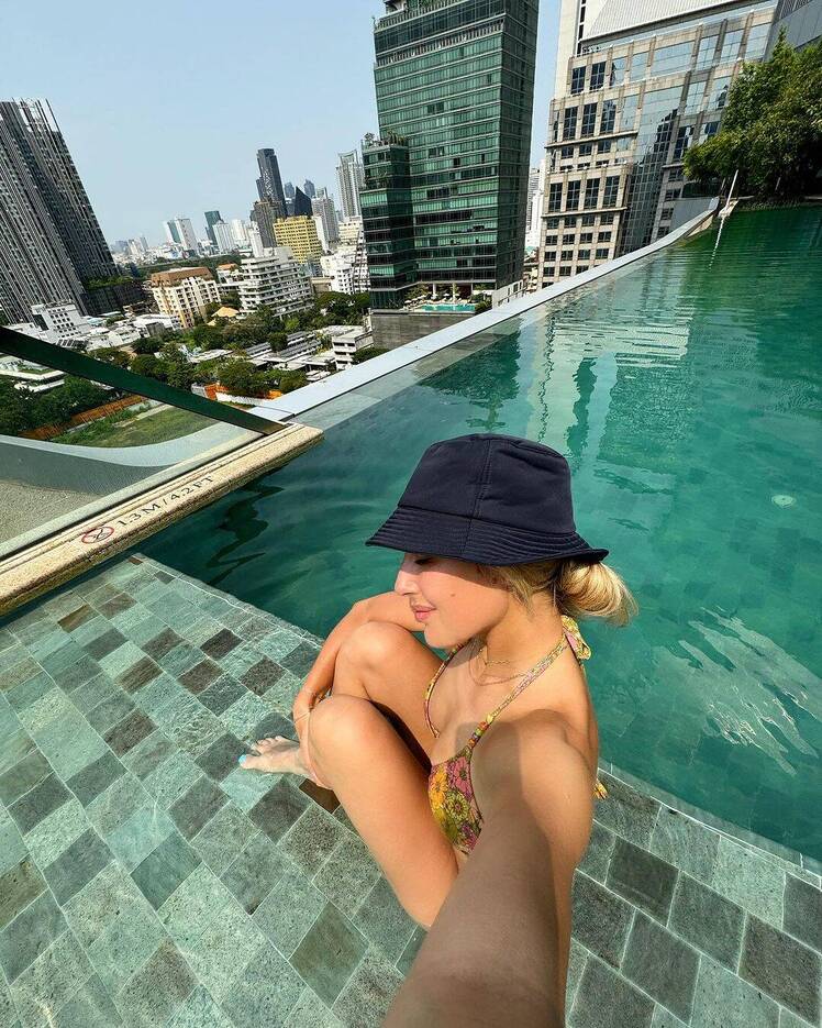 Emma Slater en una piscina en bikini
