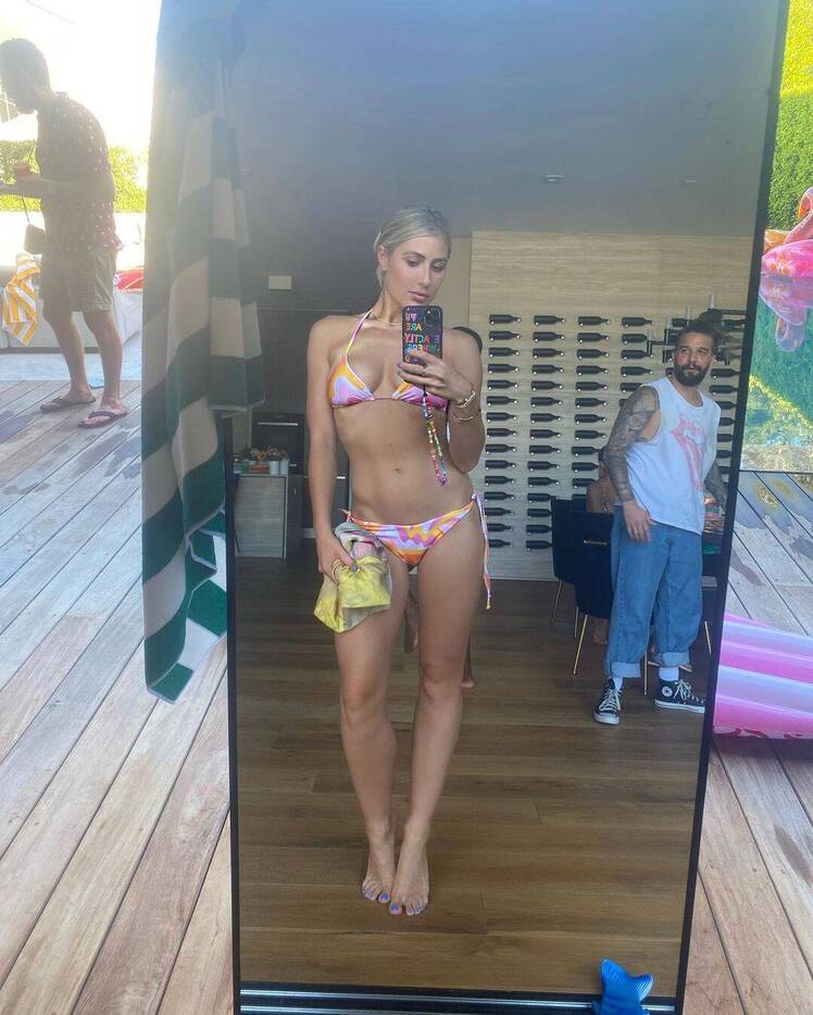 Emma Slater en bikini rosa