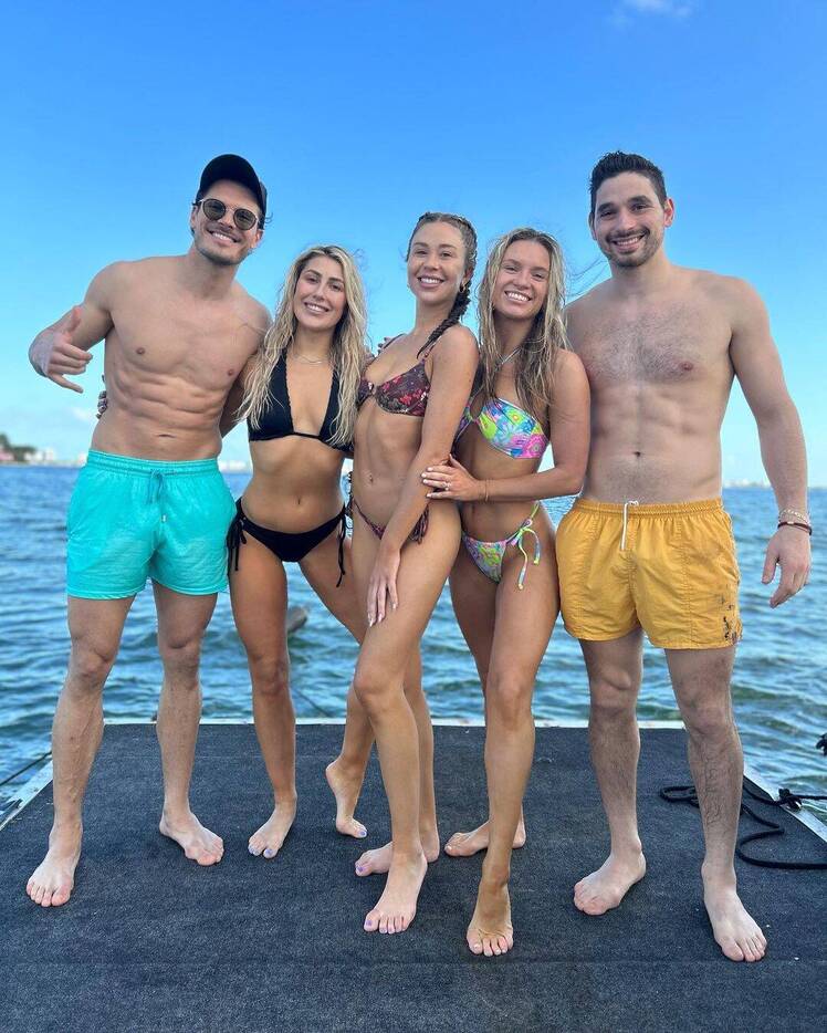 Las mejores fotos en bikini y en traje de baño de Emma Slater