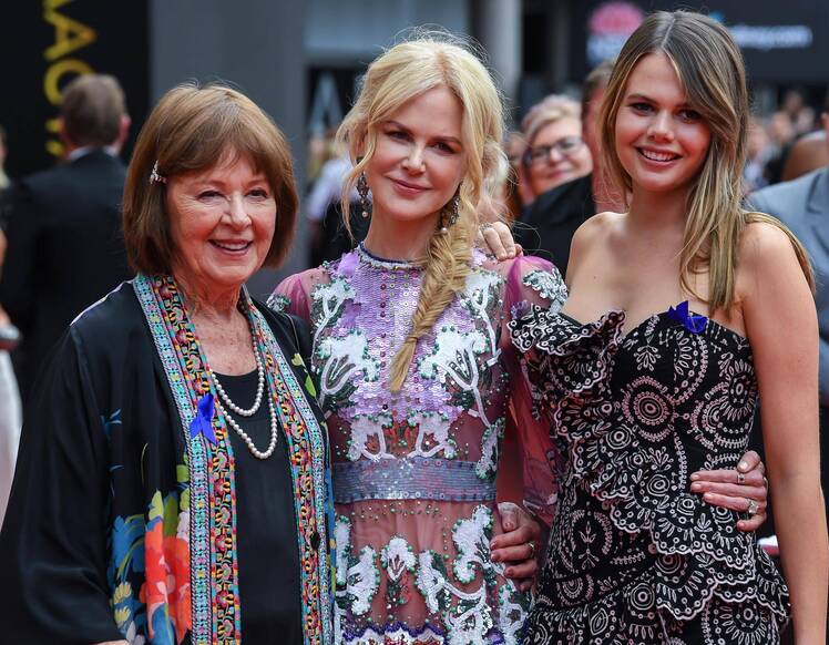 Madre conoce la mejor Nicole Kidman Marie Osmond y más estrellas comparten lecciones de sus madres 612 Nicole Kidman (centro) con su madre Janelle Ann Kidman (izquierda) y sobrina Lucia Hawley 1077526608
