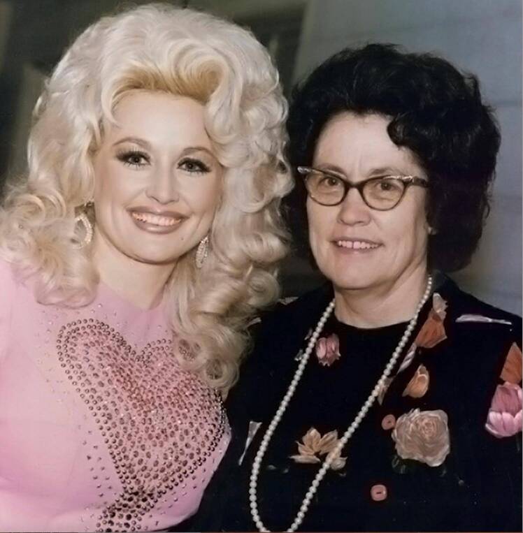 Madre conoce la mejor Nicole Kidman Marie Osmond y más estrellas comparten lecciones de sus mamás dolly_parton_mom